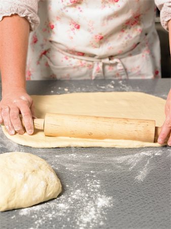 Chef rolling out dough Foto de stock - Super Valor sin royalties y Suscripción, Código: 400-04126505