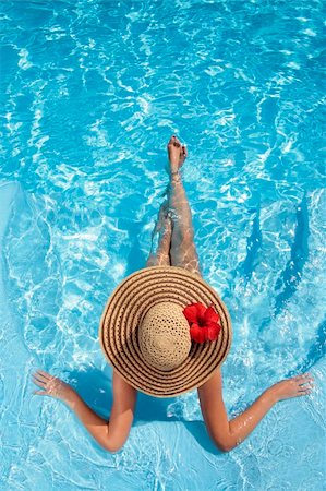 simsearch:400-08131957,k - Frau sitzt in einem Schwimmbad in einen großen Sonnenhut Stockbilder - Microstock & Abonnement, Bildnummer: 400-04126672