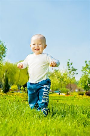 simsearch:400-06768635,k - Cheerful baby boy running in the  park Foto de stock - Royalty-Free Super Valor e Assinatura, Número: 400-04126992