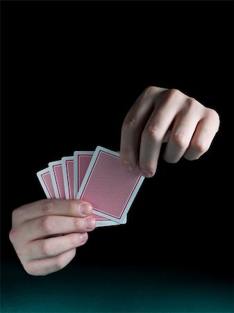 simsearch:400-06389082,k - Die Hand eines Mannes halten fünf Karten über einen grünen Filz. Stockbilder - Microstock & Abonnement, Bildnummer: 400-04127373