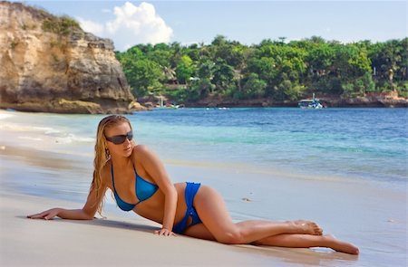 simsearch:400-04127640,k - Jeune fille blonde se trouvant sur l'île de la plage de Bali Photographie de stock - Aubaine LD & Abonnement, Code: 400-04127645