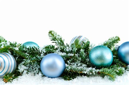 simsearch:400-05674130,k - Nombreuses décorations de Noël dans la neige et de branches de pin Photographie de stock - Aubaine LD & Abonnement, Code: 400-04128439