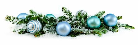 simsearch:400-05674130,k - Nombreuses décorations de Noël dans la neige et de branches de pin Photographie de stock - Aubaine LD & Abonnement, Code: 400-04128440