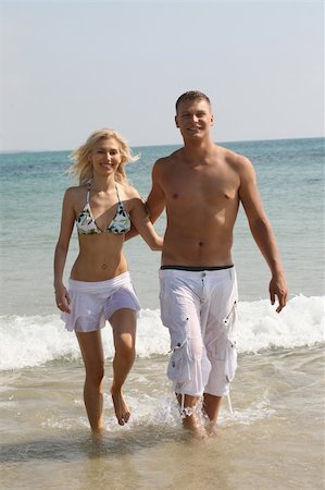simsearch:400-05227851,k - Romantic couple walking down on the beach Fotografie stock - Microstock e Abbonamento, Codice: 400-04128557