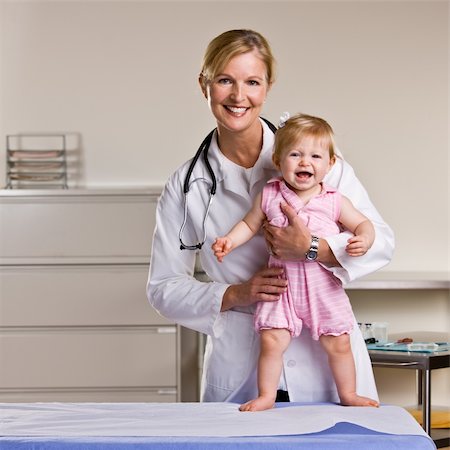 Doctor and baby girl in doctorÕs office Foto de stock - Super Valor sin royalties y Suscripción, Código: 400-04128657