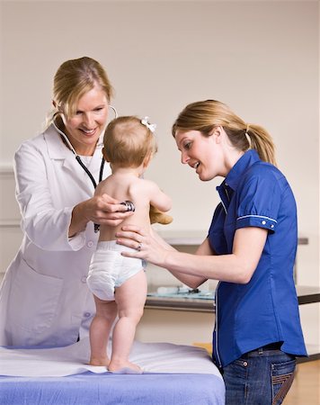 Doctor giving baby girl checkup in doctorÕs office Foto de stock - Super Valor sin royalties y Suscripción, Código: 400-04128660