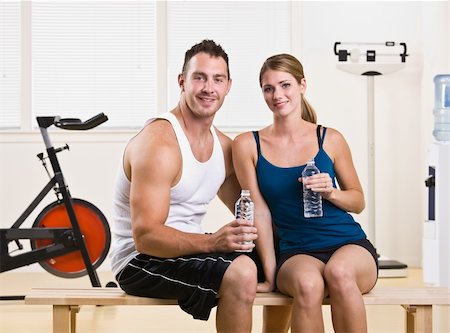 Homme et femme l'eau potable dans le club de santé Photographie de stock - Aubaine LD & Abonnement, Code: 400-04128758