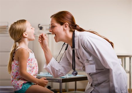 Doctor giving girl checkup in doctorÕs office Stock Photo - Budget Royalty-Free & Subscription, Code: 400-04129023