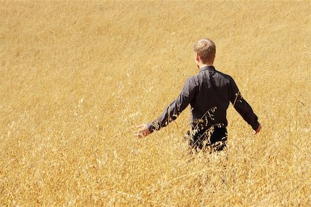 simsearch:400-04064843,k - Young modern farmer in suit standing in field of oats Fotografie stock - Microstock e Abbonamento, Codice: 400-04129103