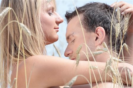 Un beau couple assis un baiser dans le champ de blé Photographie de stock - Aubaine LD & Abonnement, Code: 400-04129114