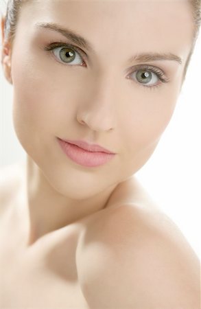 simsearch:400-04345665,k - Portrait of young beautiful woman with clean skin at studio Foto de stock - Super Valor sin royalties y Suscripción, Código: 400-04129588