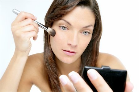 simsearch:400-04652461,k - Schönes Porträt von Frau Make-up mit Pinsel weiß Stockbilder - Microstock & Abonnement, Bildnummer: 400-04129773