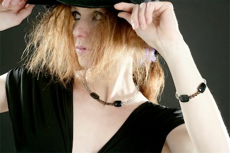 simsearch:400-03951579,k - beautiful redhead woman in black with hat and jewels Fotografie stock - Microstock e Abbonamento, Codice: 400-04129848