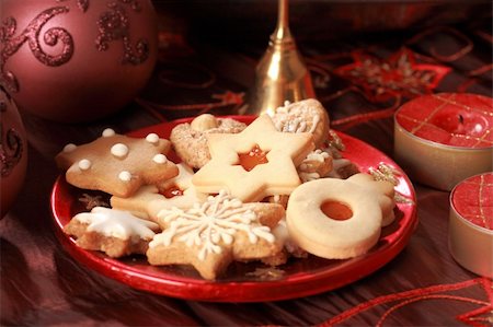 simsearch:400-04051271,k - Detail of delicious Christmas cookies with candles in red tone Foto de stock - Royalty-Free Super Valor e Assinatura, Número: 400-04129924