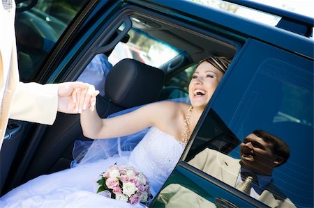 groom helps to bride to leave a car Photographie de stock - Aubaine LD & Abonnement, Code: 400-04120178