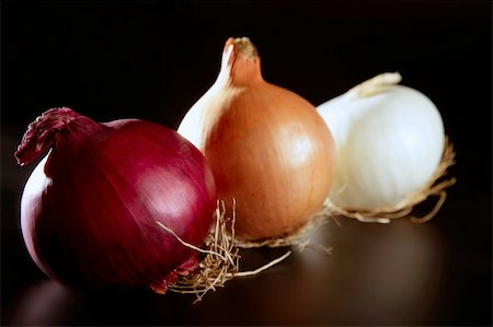simsearch:400-04902993,k - Three colorful different onion  in varied colors over black Stockbilder - Microstock & Abonnement, Bildnummer: 400-04120315