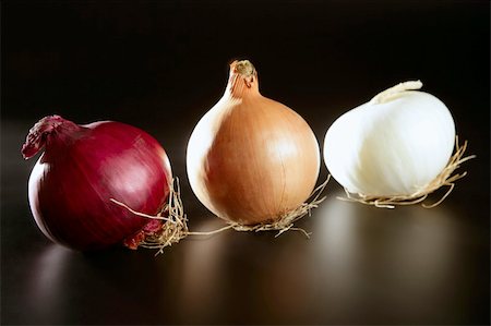 simsearch:400-04902993,k - Three colorful different onion  in varied colors over black Stockbilder - Microstock & Abonnement, Bildnummer: 400-04120316