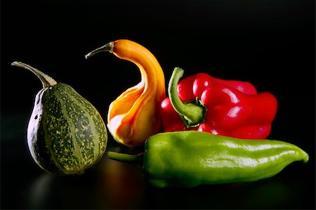 simsearch:400-04393618,k - Colorful vegetables still over black, pepper and pumpkin Foto de stock - Royalty-Free Super Valor e Assinatura, Número: 400-04120313