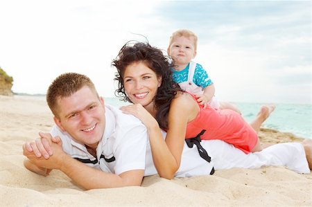 simsearch:400-08320108,k - Laughing family lying on the sand in summer Foto de stock - Royalty-Free Super Valor e Assinatura, Número: 400-04121032