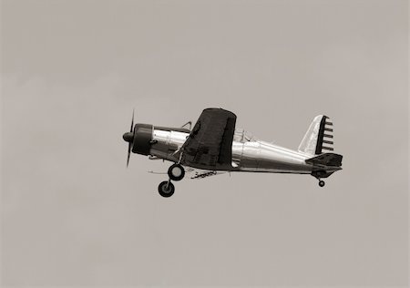 simsearch:400-04600484,k - Vintage propeller airplane in flight Photographie de stock - Aubaine LD & Abonnement, Code: 400-04122166