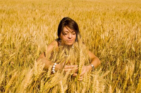 young model in dress in the field of wheat Foto de stock - Super Valor sin royalties y Suscripción, Código: 400-04122218