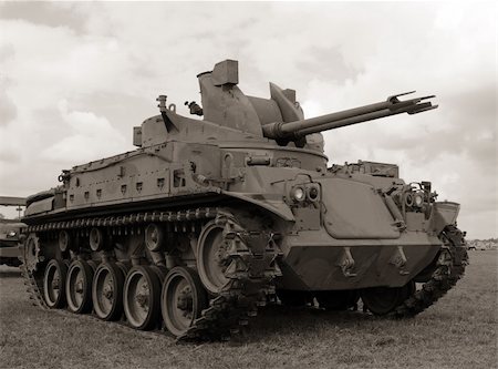 Black and white photo of vintage tank Photographie de stock - Aubaine LD & Abonnement, Code: 400-04122961