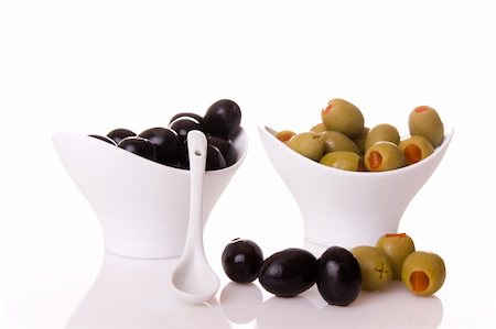 simsearch:400-07219392,k - Black and green olives isolated on  a white background Stock Photo - Budget Royalty-Free & Subscription, Code: 400-04122992
