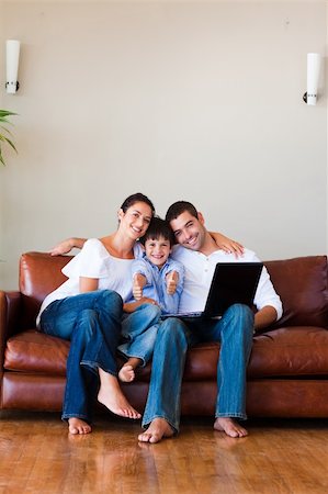 simsearch:400-04575374,k - Family using a laptop with thumbs up on a couch with copy-space Stock Photo - Budget Royalty-Free & Subscription, Code: 400-04123049