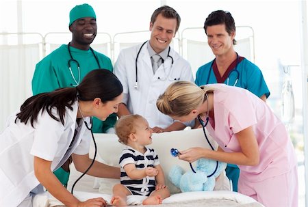 stethoscope girl and boy - Medical team attending to a baby in hospital Foto de stock - Super Valor sin royalties y Suscripción, Código: 400-04123061