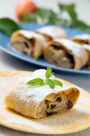 strudel - Apple strudel with vanilla ice cream Fotografie stock - Microstock e Abbonamento, Codice: 400-04123081