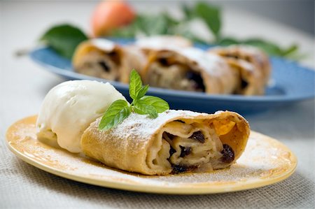 strudel - Apple strudel with vanilla ice cream Fotografie stock - Microstock e Abbonamento, Codice: 400-04123083