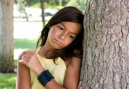 simsearch:400-05248187,k - Portrait d'une jeune fille timide sur le parc Photographie de stock - Aubaine LD & Abonnement, Code: 400-04123877