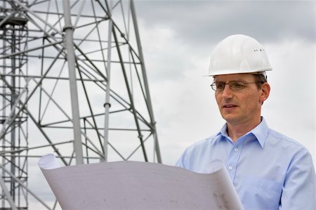 Ingénieur en lisant un plan côté construction Photographie de stock - Aubaine LD & Abonnement, Code: 400-04134636