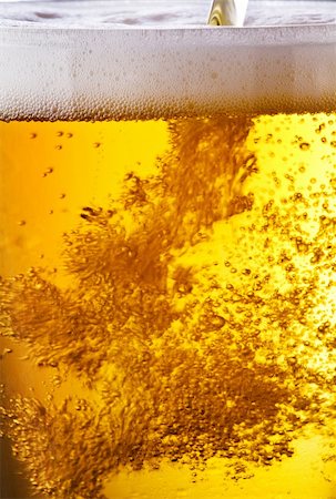 espuma (líquida) - Pouring of beer Stock Photo - Budget Royalty-Free & Subscription, Code: 400-04135246