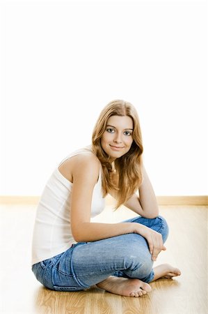 simsearch:400-07054885,k - Porträt einer sexy jungen Frau sitzen auf Boden gegenüber dem weißen Hintergrund isoliert Stockbilder - Microstock & Abonnement, Bildnummer: 400-04135322