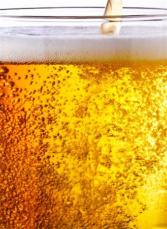 espuma (líquida) - Pouring of beer Stock Photo - Budget Royalty-Free & Subscription, Code: 400-04135569