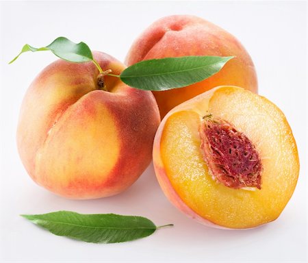 Peaches on a white background. Foto de stock - Royalty-Free Super Valor e Assinatura, Número: 400-04135888