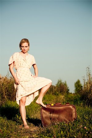 simsearch:400-04925791,k - Rural travel. Young pretty woman staying on suitcase. Foto de stock - Super Valor sin royalties y Suscripción, Código: 400-04136077