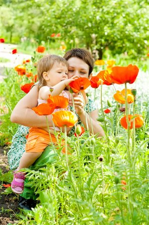 Mother showing flowers to her little daughter Foto de stock - Super Valor sin royalties y Suscripción, Código: 400-04136787