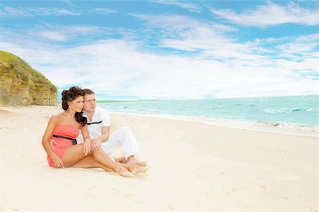 Romantic couple sitting on sand and looking at the sea Foto de stock - Super Valor sin royalties y Suscripción, Código: 400-04136790