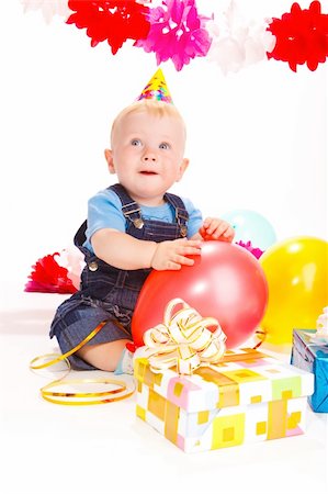 simsearch:400-06063102,k - Baby with birthday presents and balloons Fotografie stock - Microstock e Abbonamento, Codice: 400-04136818