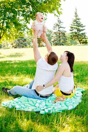 simsearch:400-04221909,k - Young family in park at the weekend Fotografie stock - Microstock e Abbonamento, Codice: 400-04136837