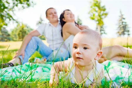 simsearch:400-06768635,k - Baby and his parents in the park Foto de stock - Royalty-Free Super Valor e Assinatura, Número: 400-04136838
