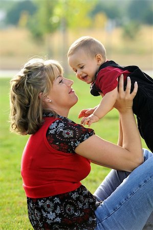 simsearch:400-03947588,k - Mother and child having fun in a park Foto de stock - Super Valor sin royalties y Suscripción, Código: 400-04136987