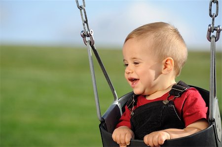 small babies in park - Enfant en bas âge heureux dans un parc Photographie de stock - Aubaine LD & Abonnement, Code: 400-04136992