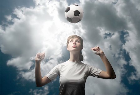 simsearch:400-06513403,k - female soccer or football player training Stock Photo - Budget Royalty-Free & Subscription, Code: 400-04137466