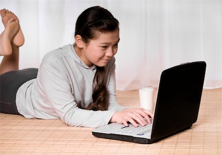 simsearch:400-04129482,k - fille adolescente avec ordinateur portable Photographie de stock - Aubaine LD & Abonnement, Code: 400-04138147