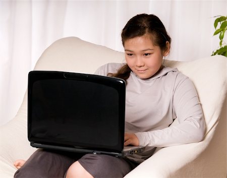 simsearch:400-04129482,k - fille adolescente avec ordinateur portable Photographie de stock - Aubaine LD & Abonnement, Code: 400-04138148