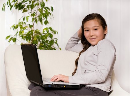 simsearch:400-04129482,k - fille adolescente avec ordinateur portable Photographie de stock - Aubaine LD & Abonnement, Code: 400-04138149