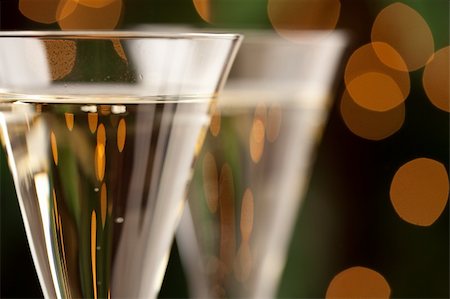 simsearch:400-04699407,k - Résumé de verres Champagne avec des lumières étincelantes à l'arrière-plan. Photographie de stock - Aubaine LD & Abonnement, Code: 400-04139361